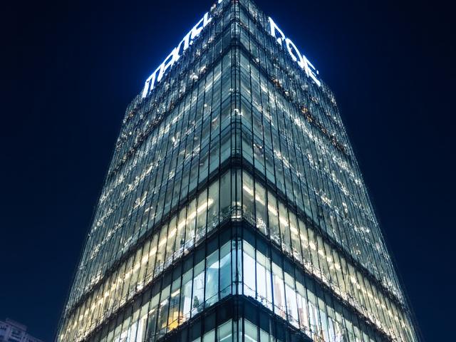 Digital Signage Tower 'Ginza Cube' 設計実績